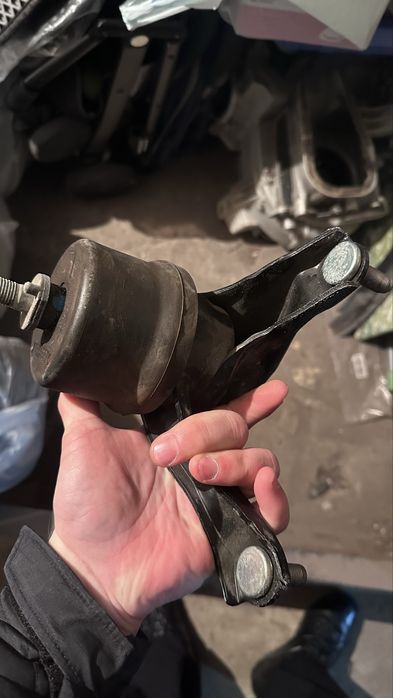 Подушка двигателя