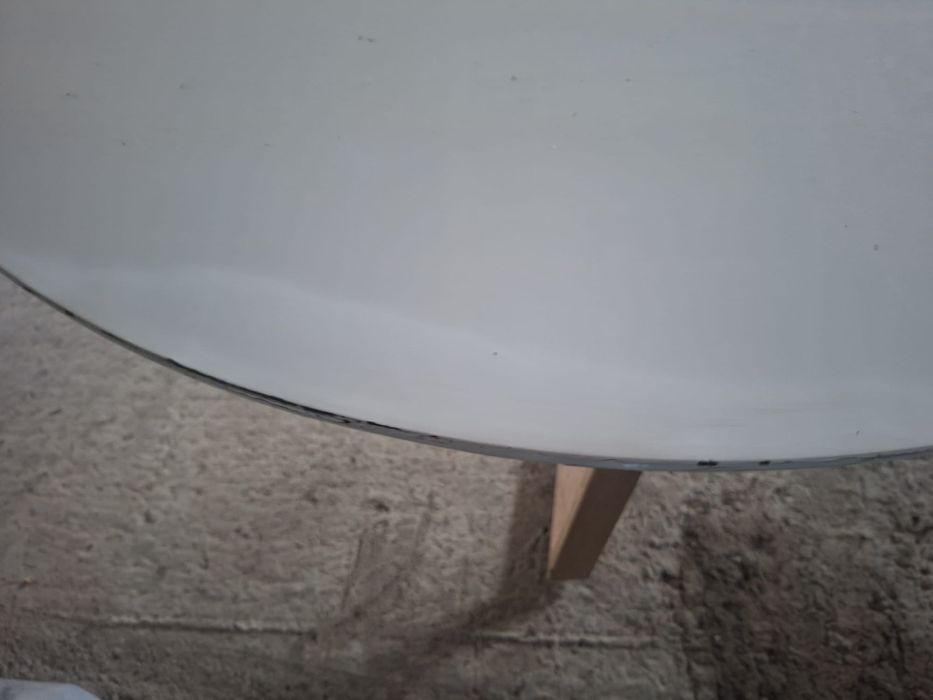 Masă masiva cu picioare metalice alb lucios