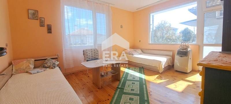 ЕКСКЛУЗИВНО! Етаж от къща заедно с тавански етаж!