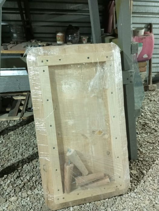 Декоративный деревянный стол