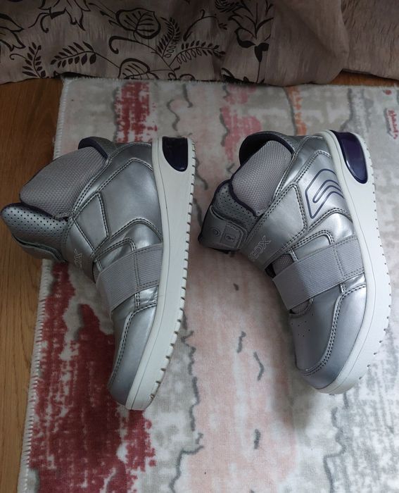 Sneakers mid Geox mărimea 37 - 23 cm la interior, măsurat talpicul / insertia. Corespunde la 36, de fapt, cu 23 cm in interior