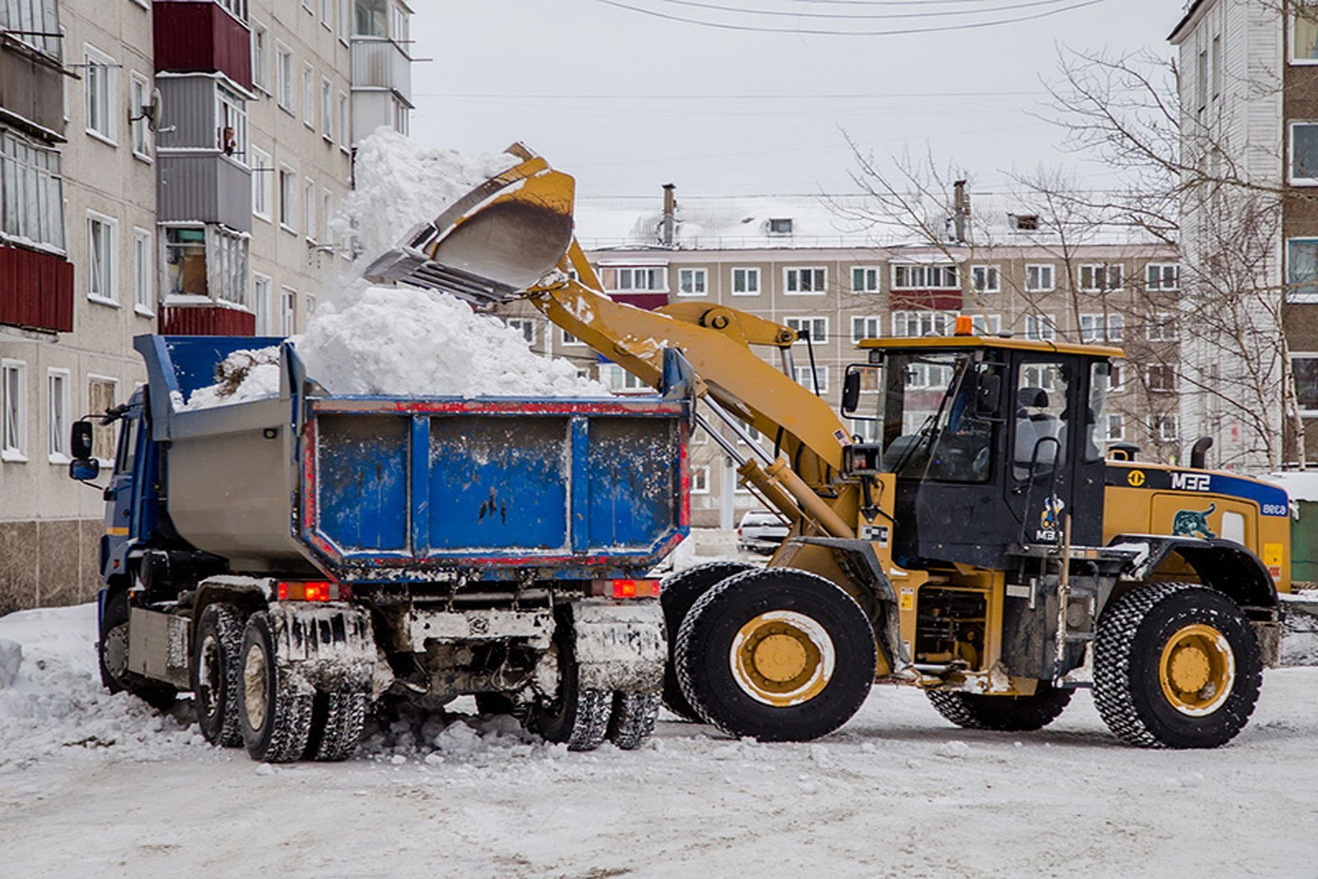 Вывоз снега со двора. Вывоз снега. Уборка и вывоз снега. Снегоуборочная спецтехника. Механизированная уборка снега.