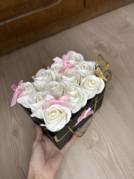 Gentuta cu trandafiri