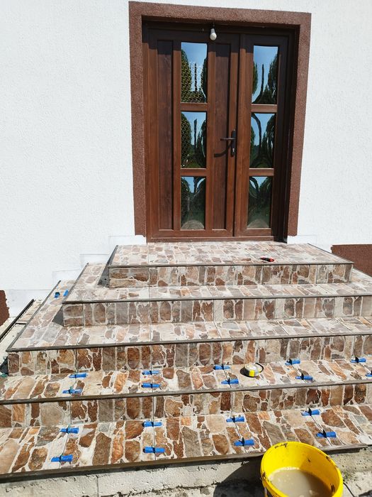 Firma de construcții execut lucrări interioare și exterioare