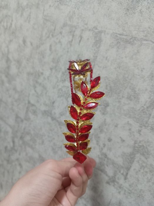 Qizil toshli yangi va hashamdor abadogimiz