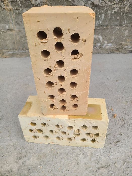 Teshik va butun gisht donali