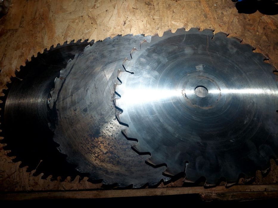 Panze circulare utilizate de 350 și 400 mm.