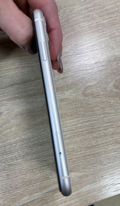Продавам iPhone 11