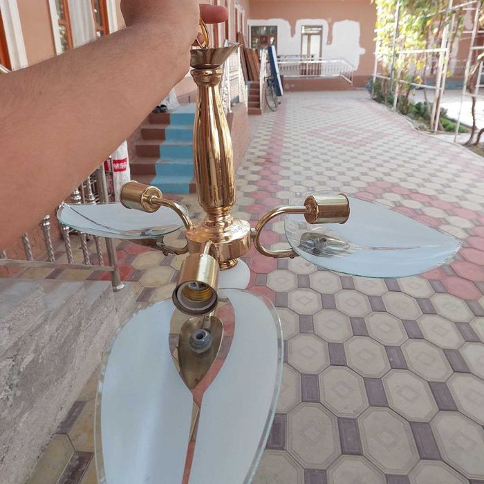 Luistralar 3talik akfa led chiroqlari bilan hona yorqin boladi