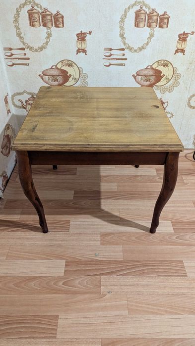 Продам стол деревянный 60*60см коричневый
