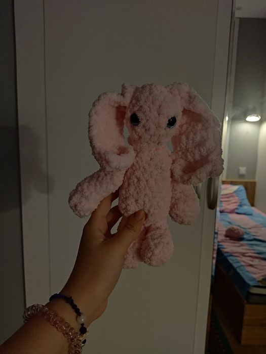 Вязанный игрушечный зайка