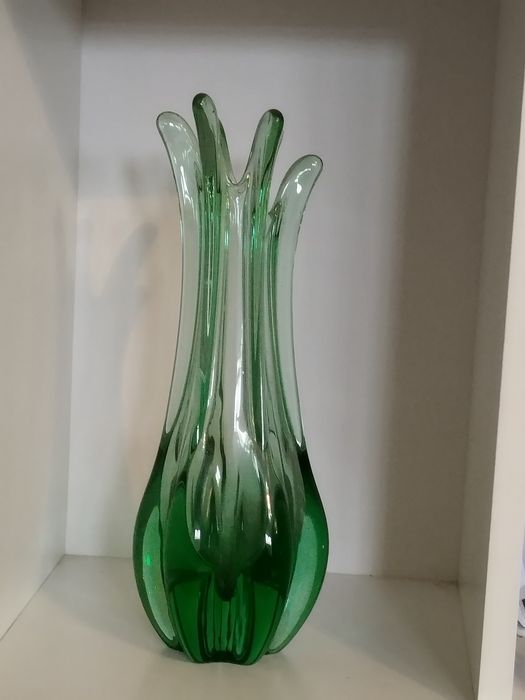 Ваза из цветного стекла