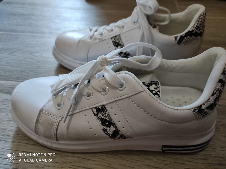 Продавам обувки, размерът им е 39 номер