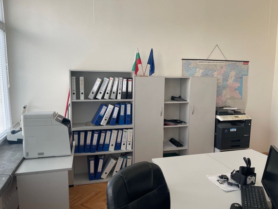 Продавам офис обзавеждане