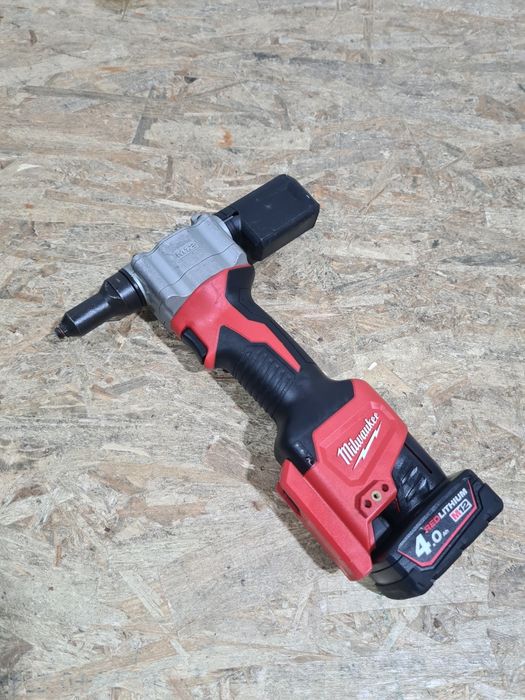 Pistol de popnituri Milwaukee M12 BPRT impecabil