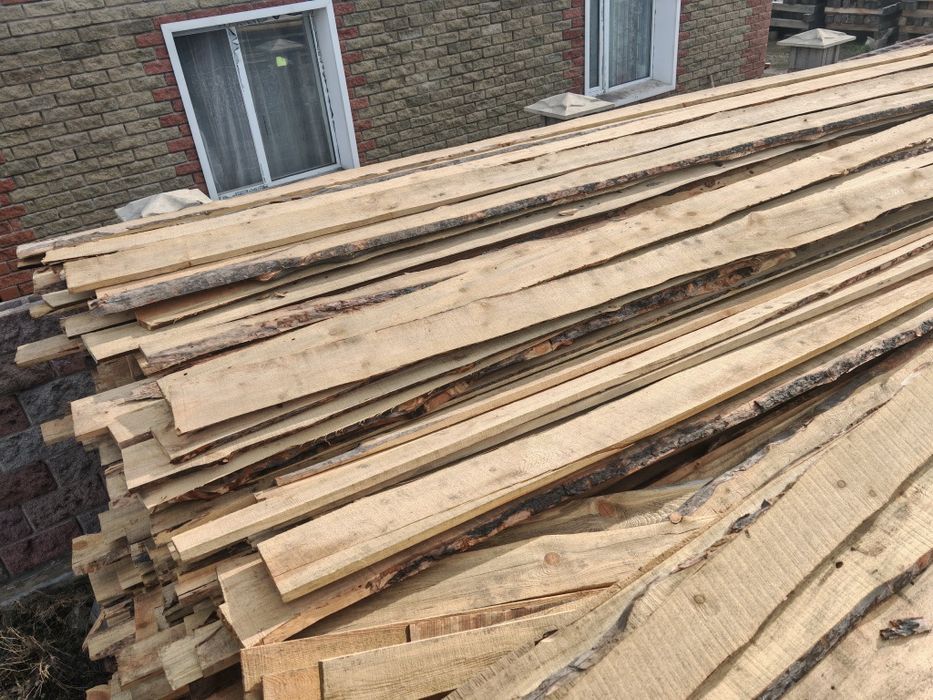 В продаже доски необрезные, пиломатериалы