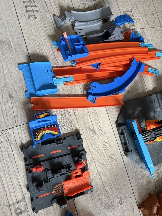 Hot wheels monster truck писти