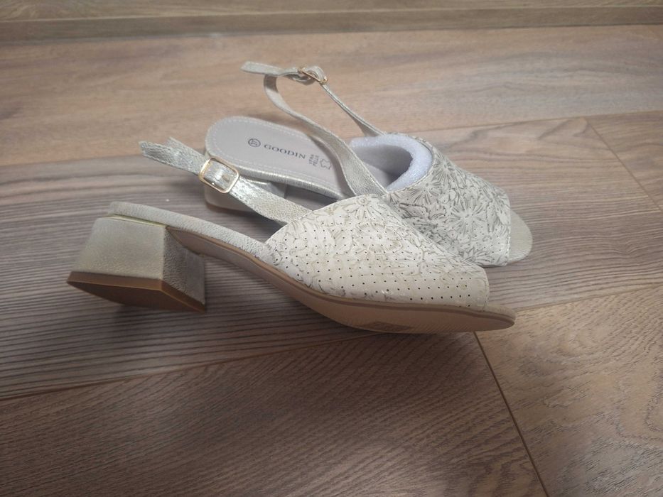 Сандали- златисти, 37