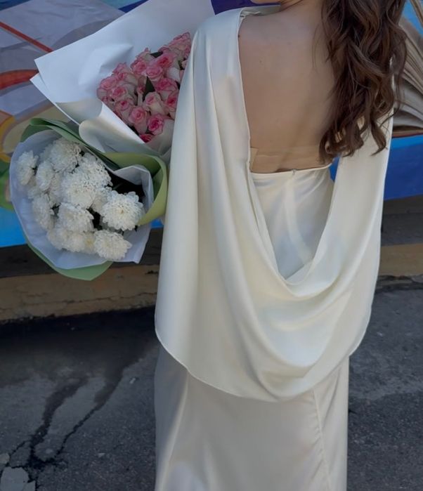 Необычное платье с открытой спинкой