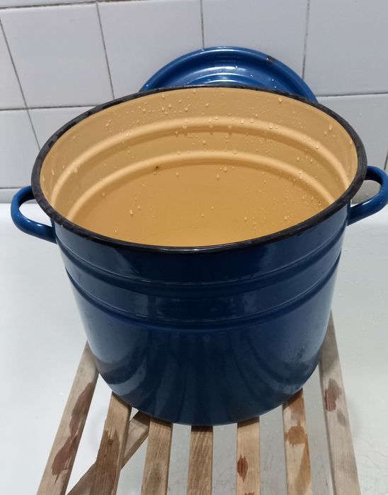 Большая эмалированная кастрюля на 20 литров