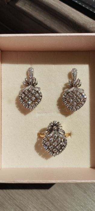 Бриллиант комплект  из Баку. Качественные натуральные. Продается