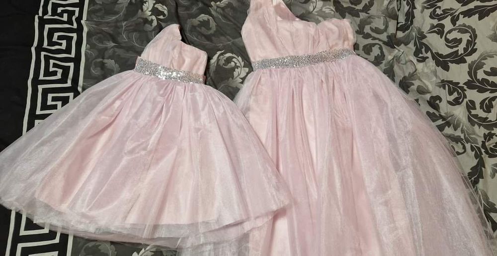 Еднакви рокли за майка и дъщеря