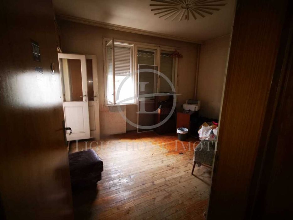 Реф. 155 Тристаен с гараж и таван / Втора Градска / Кючук Париж