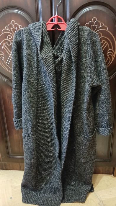Продам два женских шерстяных кардигана