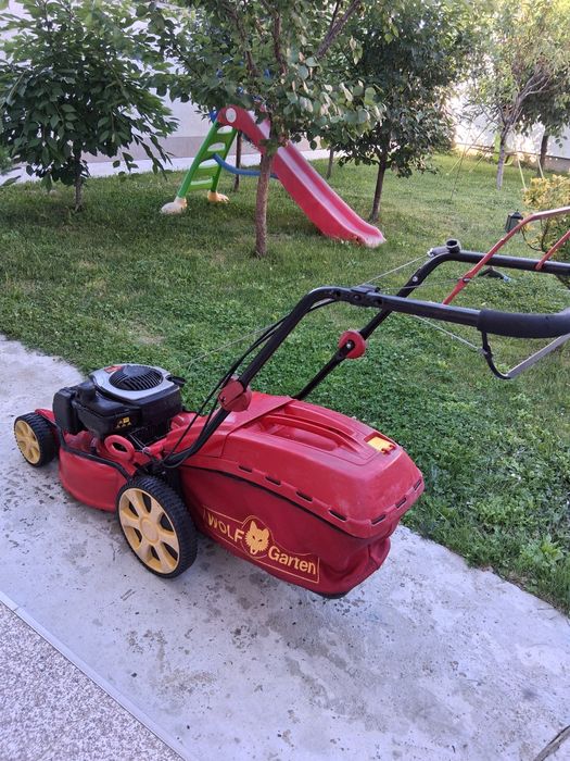 Vând mașină de tuns gazon pe benzină Wolf Garden.