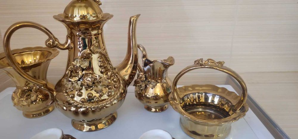 Позлатен порцеланов сервиз