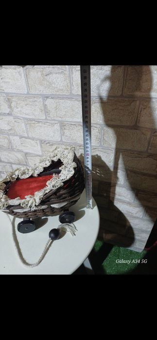 Стара плетена количка за кукла