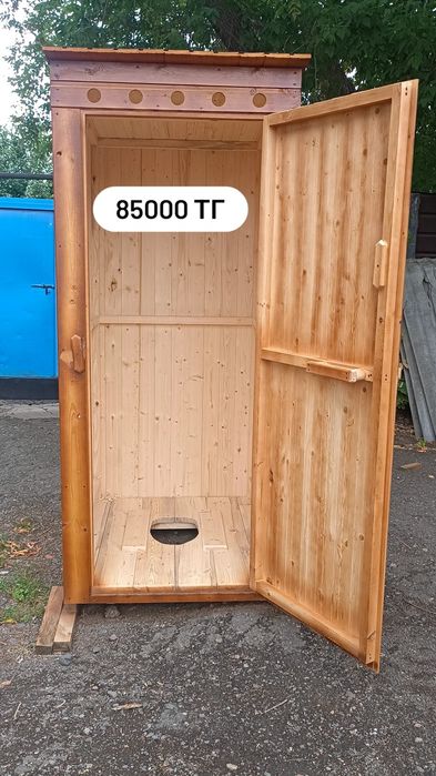 Деревянный уличный туалет.