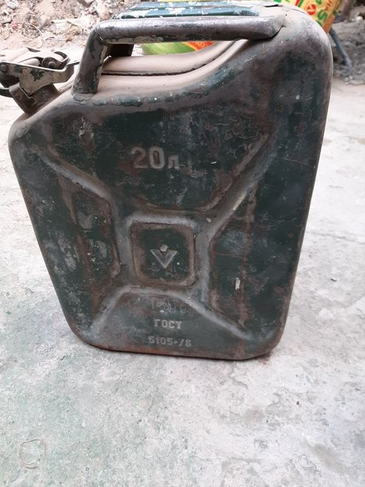 продаётся канистры разные.