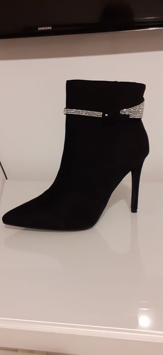 Botine imitatie piele intoarsaa cu strasuri