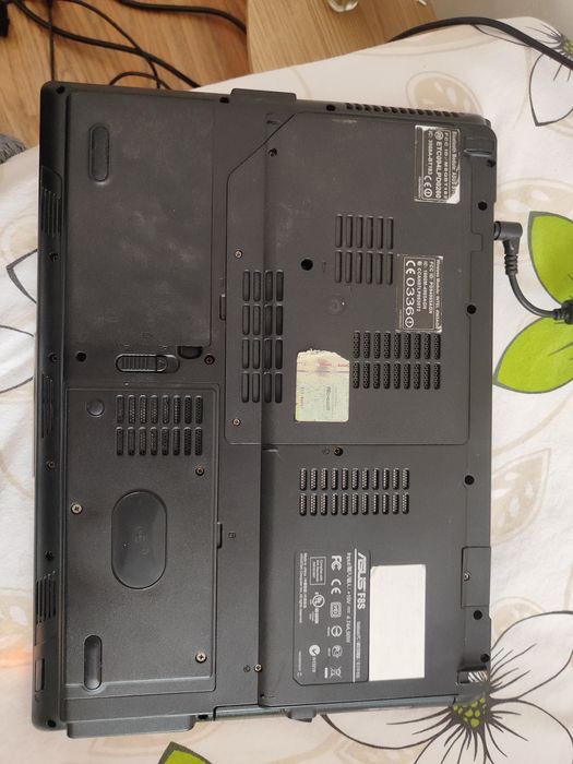 Лаптоп Asus  f8s