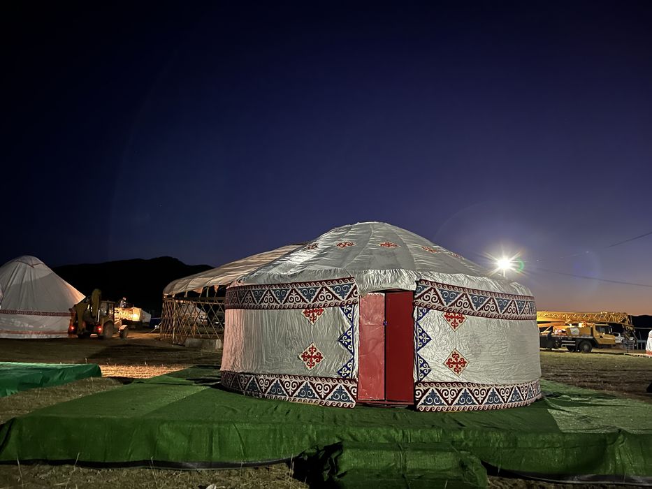 Юрта с подиумом с коврами Оскемен