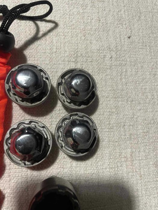 Оригинални секретни болтове за кона