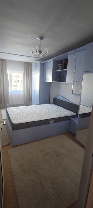 Închiriez apartament central cu 3 camere.