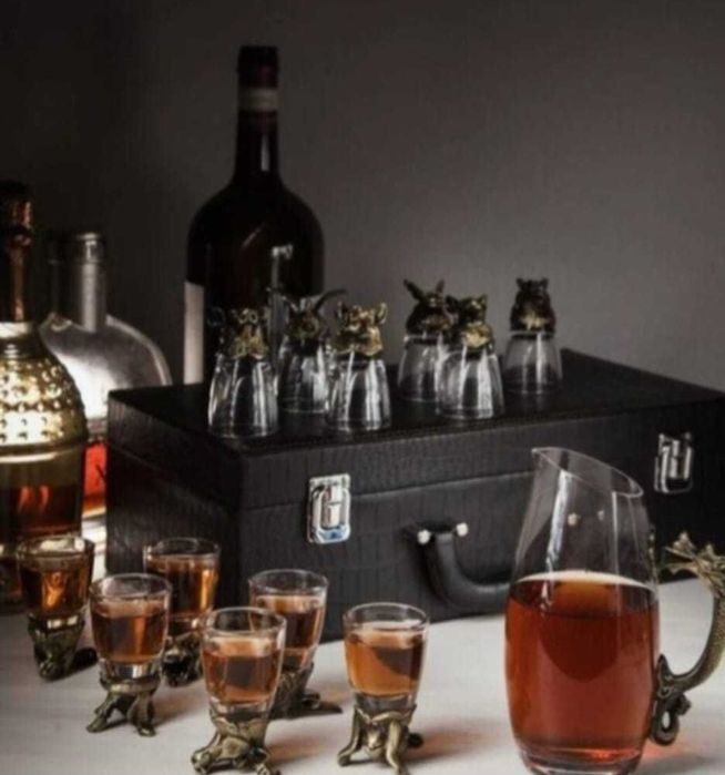 Рюмки с графином в подарочном кейсе