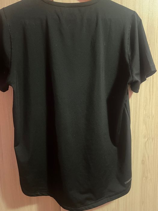 Продавам дамска тениска adidas