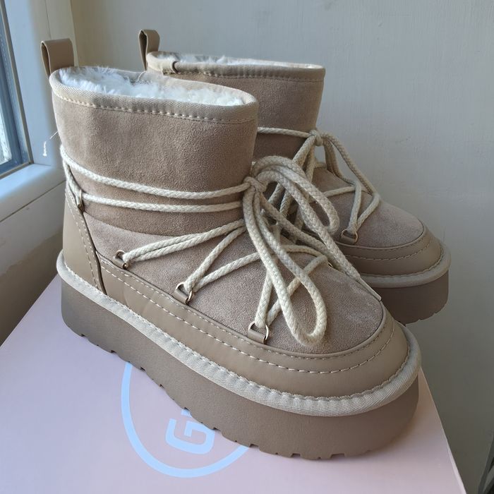 Бежови дамски зимни боти тип UGG