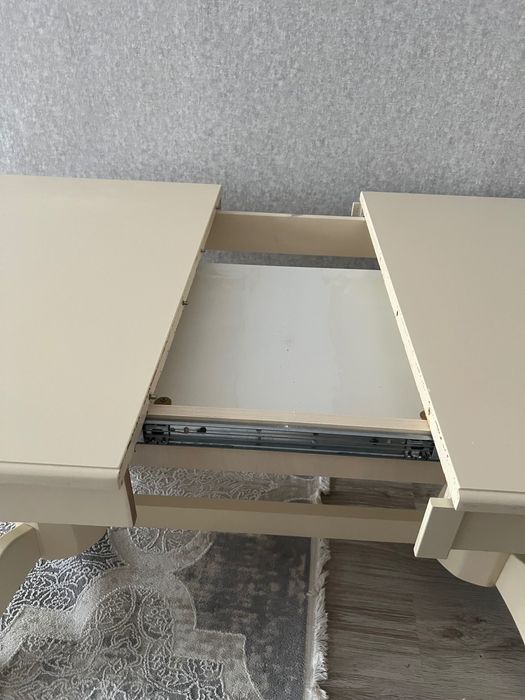 Продам стол для гостиной