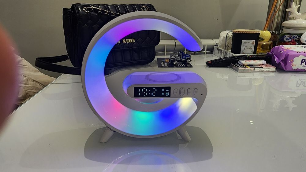 RGB нощна лампа, безжично зарядно, часовник, аларма  в едно