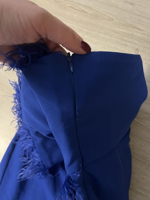 Рокля кралско синьо с пера