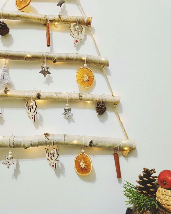 Brad lemn cu ornamente și instalație