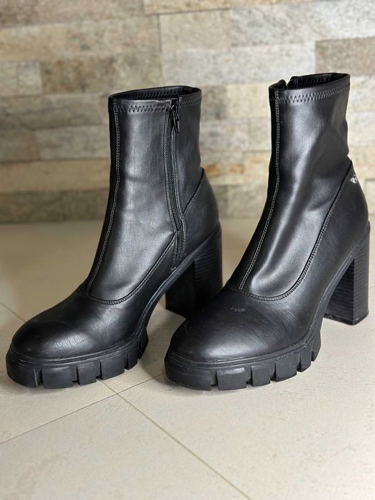 Високи боти Guess