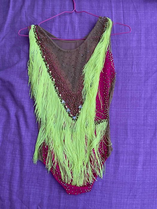 Продавам трико за художествена гимнастика