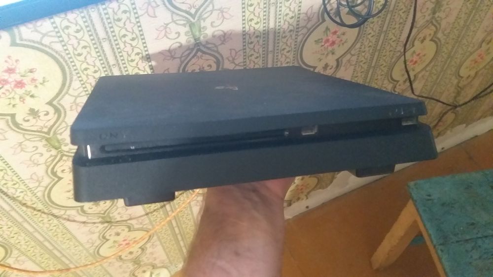Продаю plystation 4 slim
