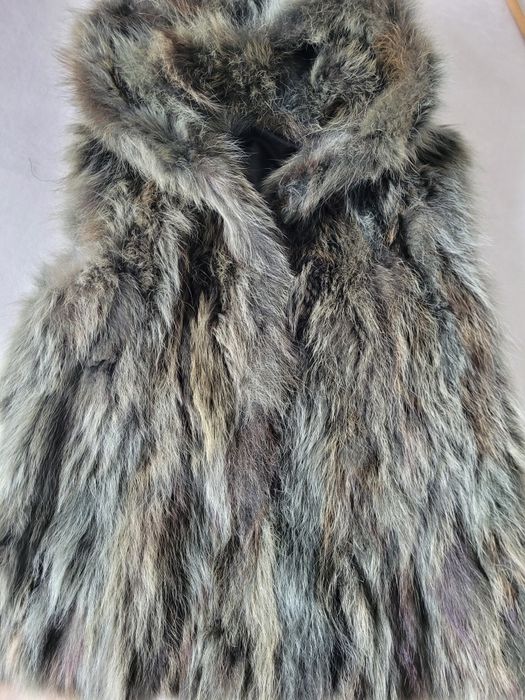 Продавам нов дамски елек от лисица в зелено