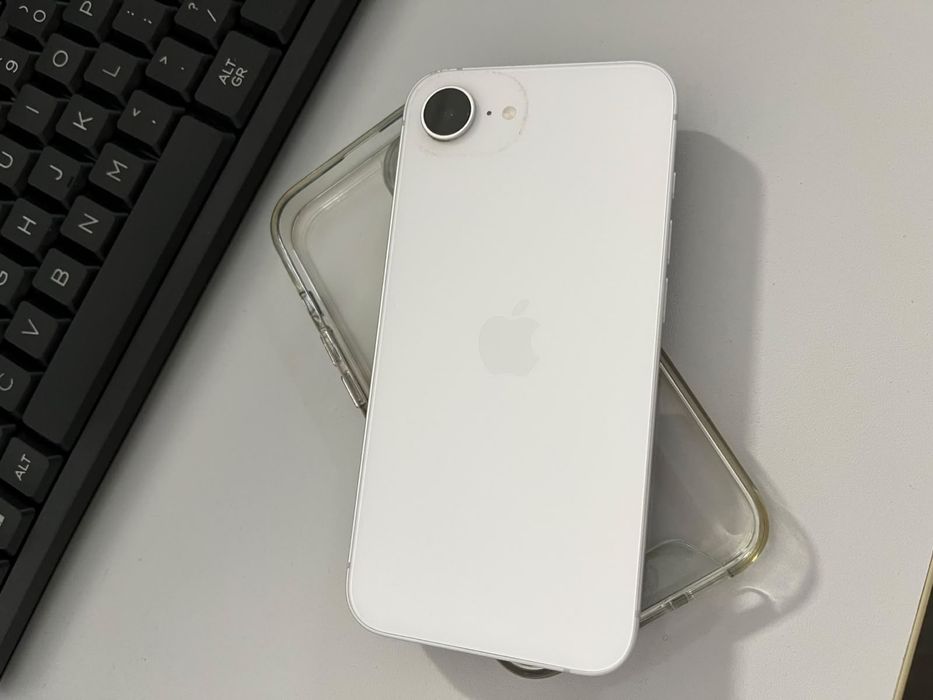 iPhone 16e 128GB Alb - impecabil